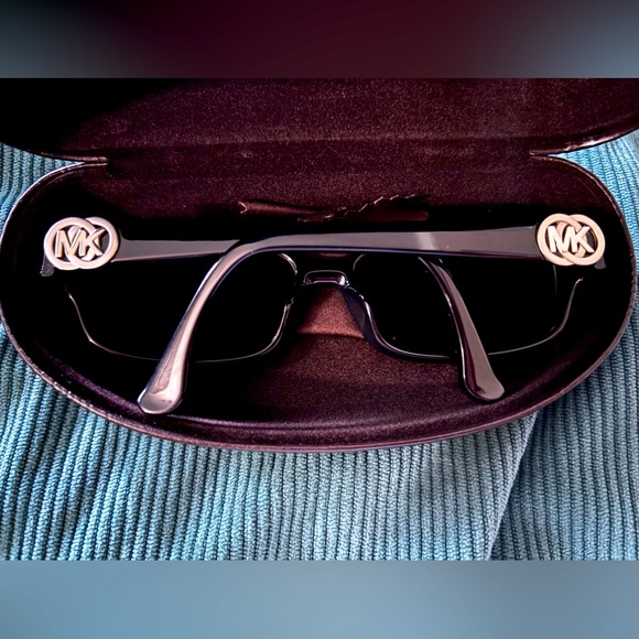LIKE NEW MICHAEL KORS SUNGLASSES - Picture 2 of 5